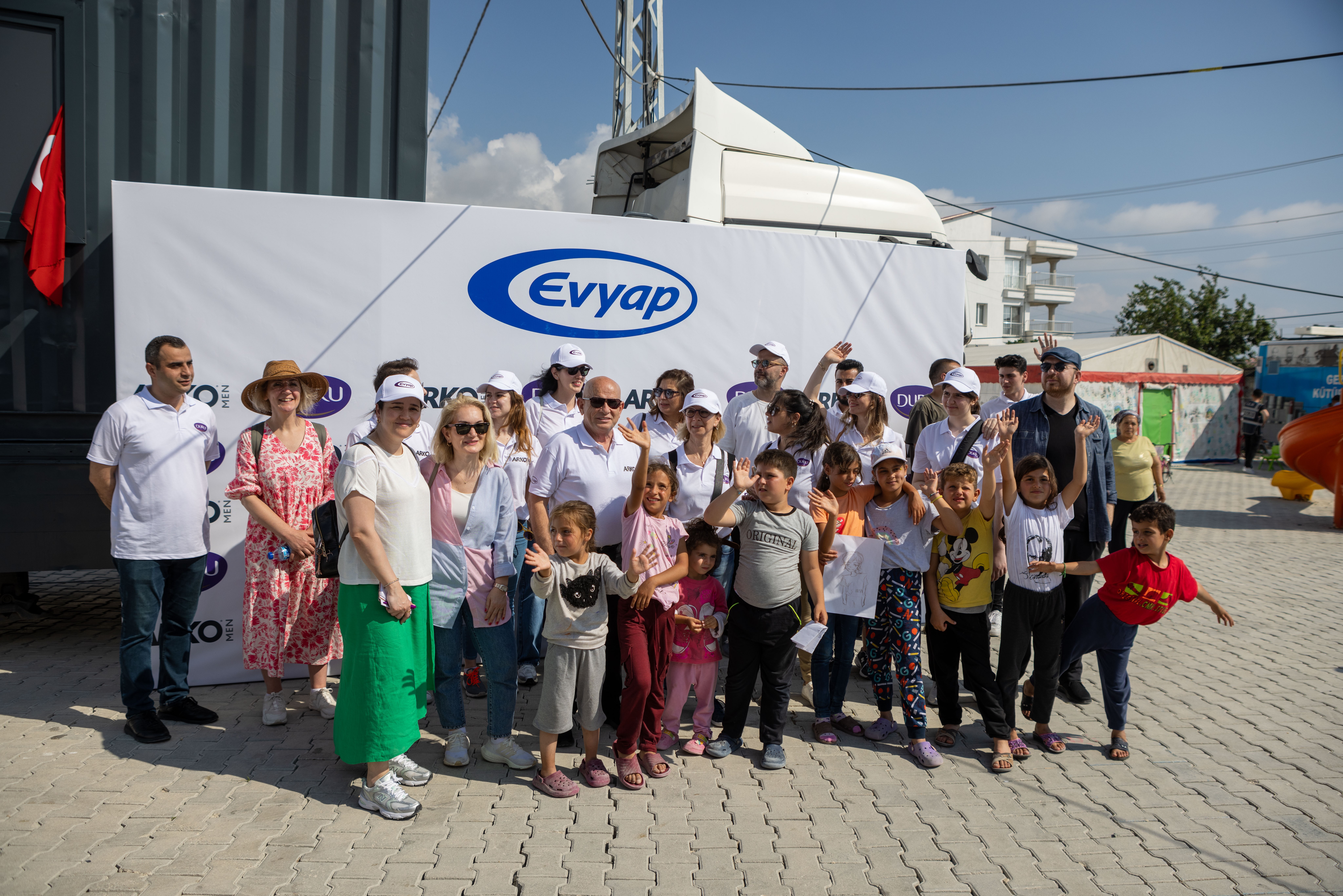 Evyap'tan deprem bölgesine mobil berber tırı ve 10 hijyen istasyonu desteği-1153 etkinliği yapıldı
