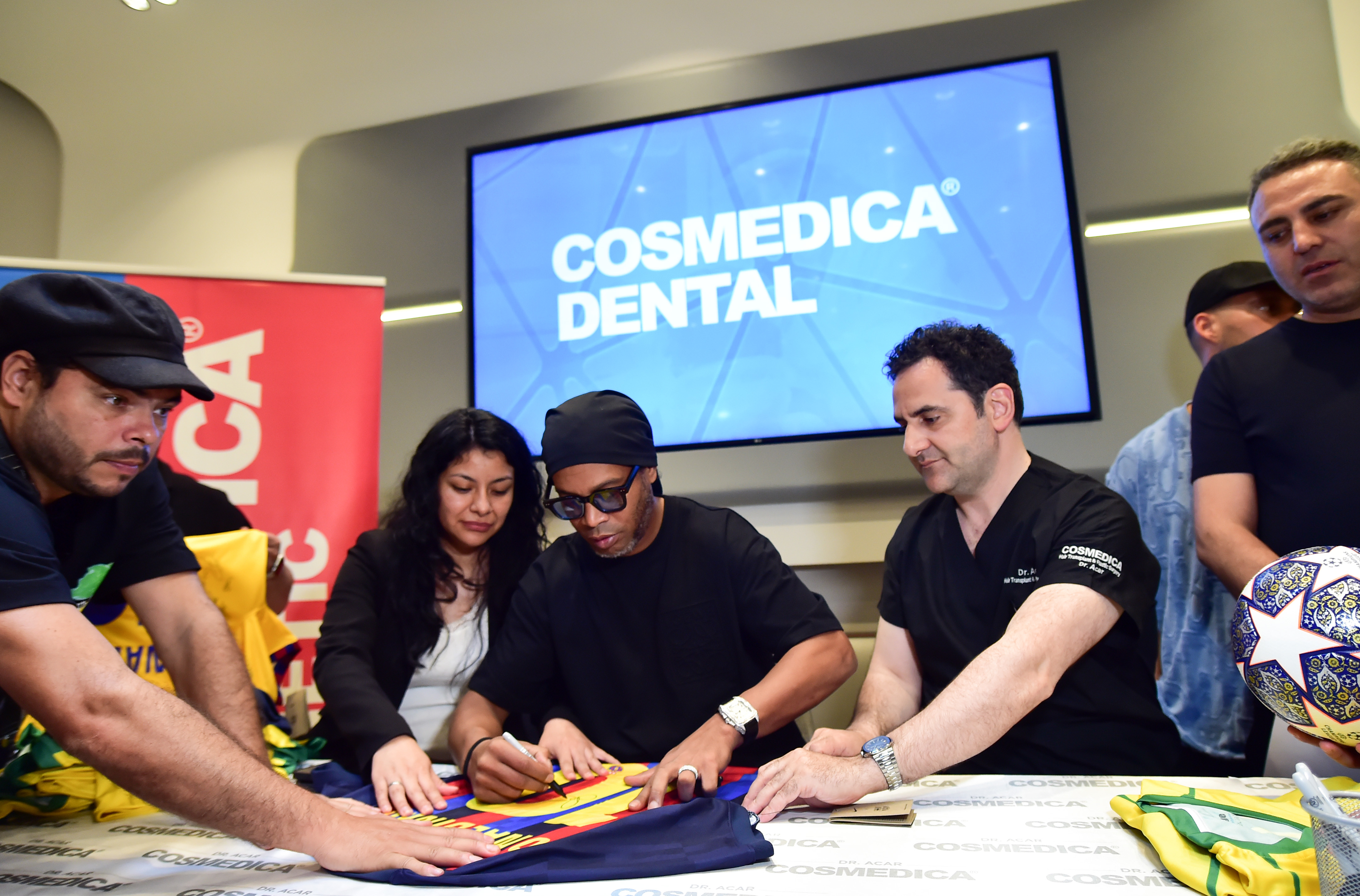 Dünyaca ünlü futbolcu Ronaldinho saç bakımı için İstanbul’a geldi-1159 etkinliği yapıldı