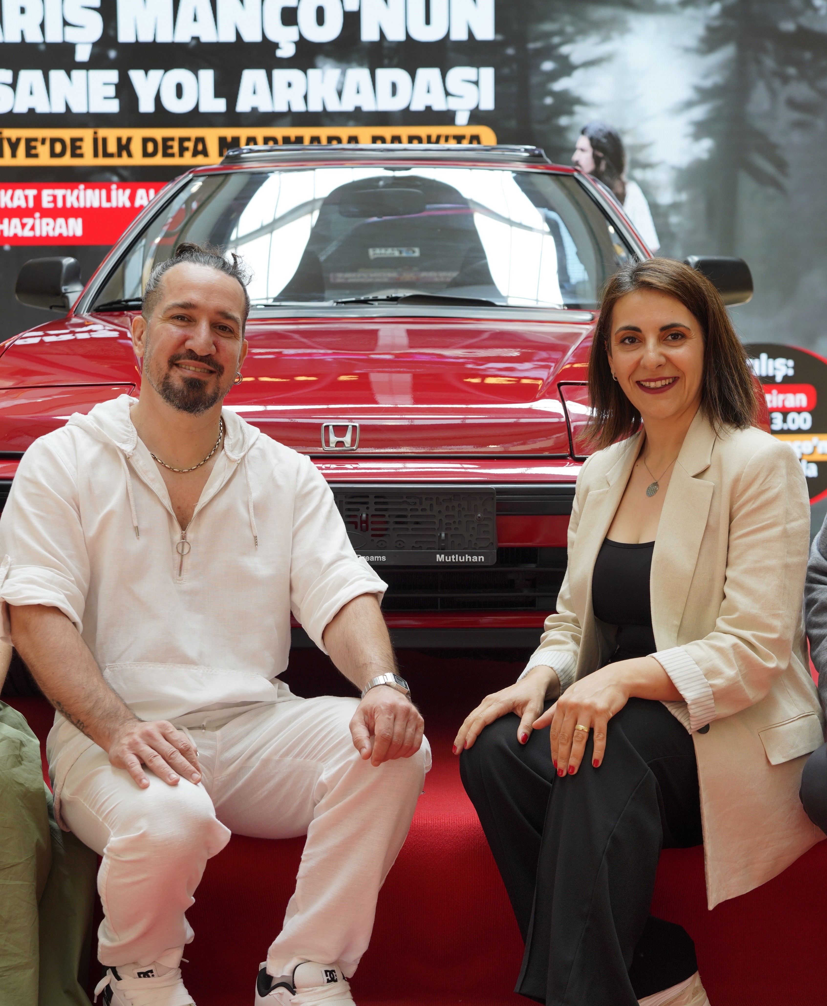 Barış Manço’nun kırmızı spor otomobili ziyaretçileriyle buluştu-1410 etkinliği yapıldı