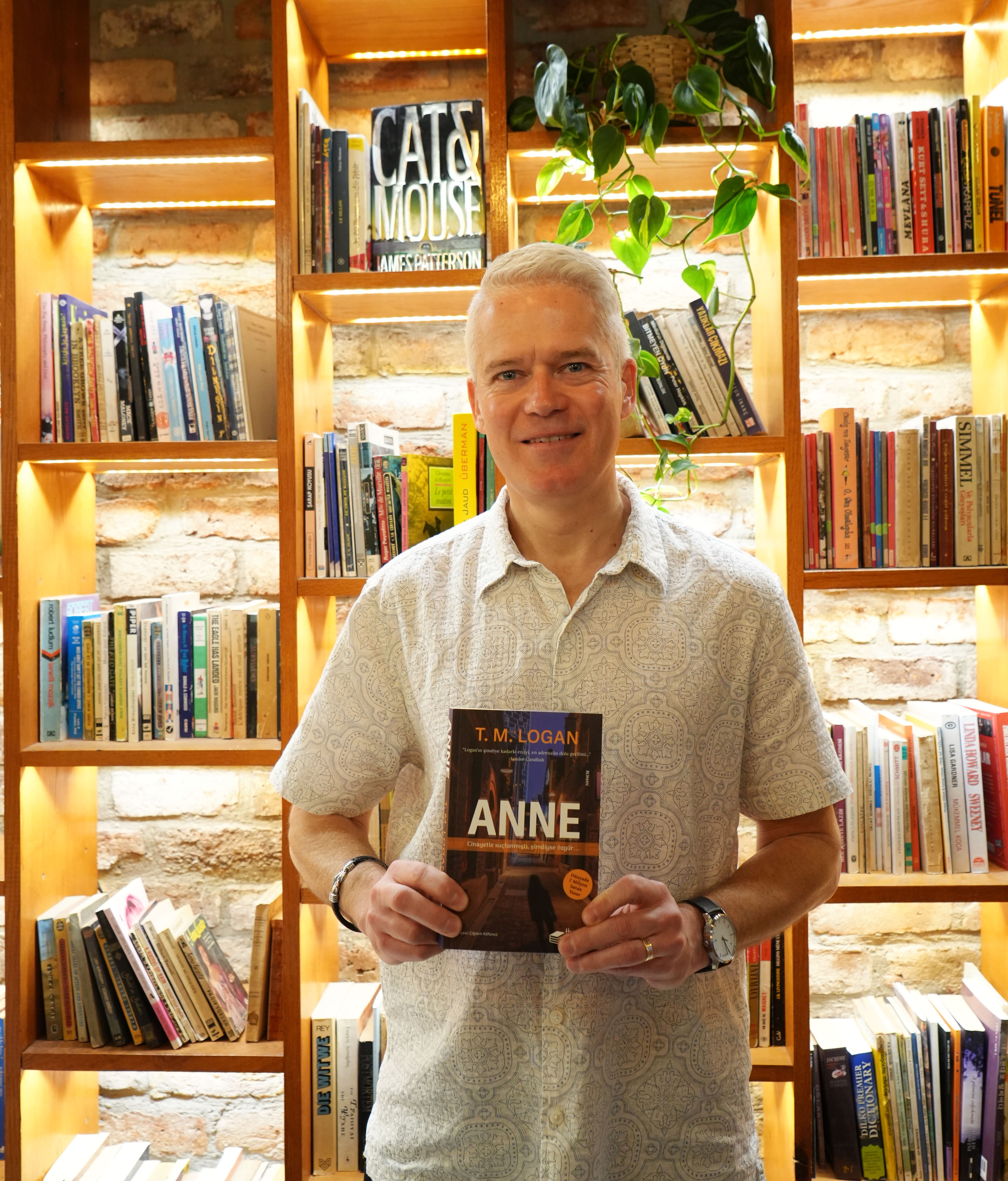 İngiliz yazar TM Logan, İstanbul'da okuyucularıyla bir araya geldi-1443 etkinliği yapıldı