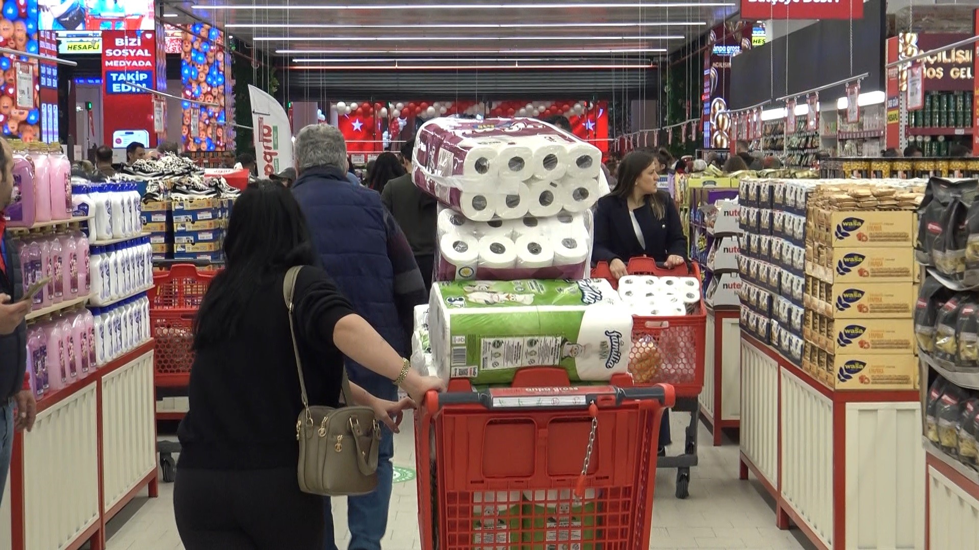 Antalya'da teknoloji indirimi izdihama yol açtı: 10 saat yağmur altında beklediler-1463 etkinliği yapıldı