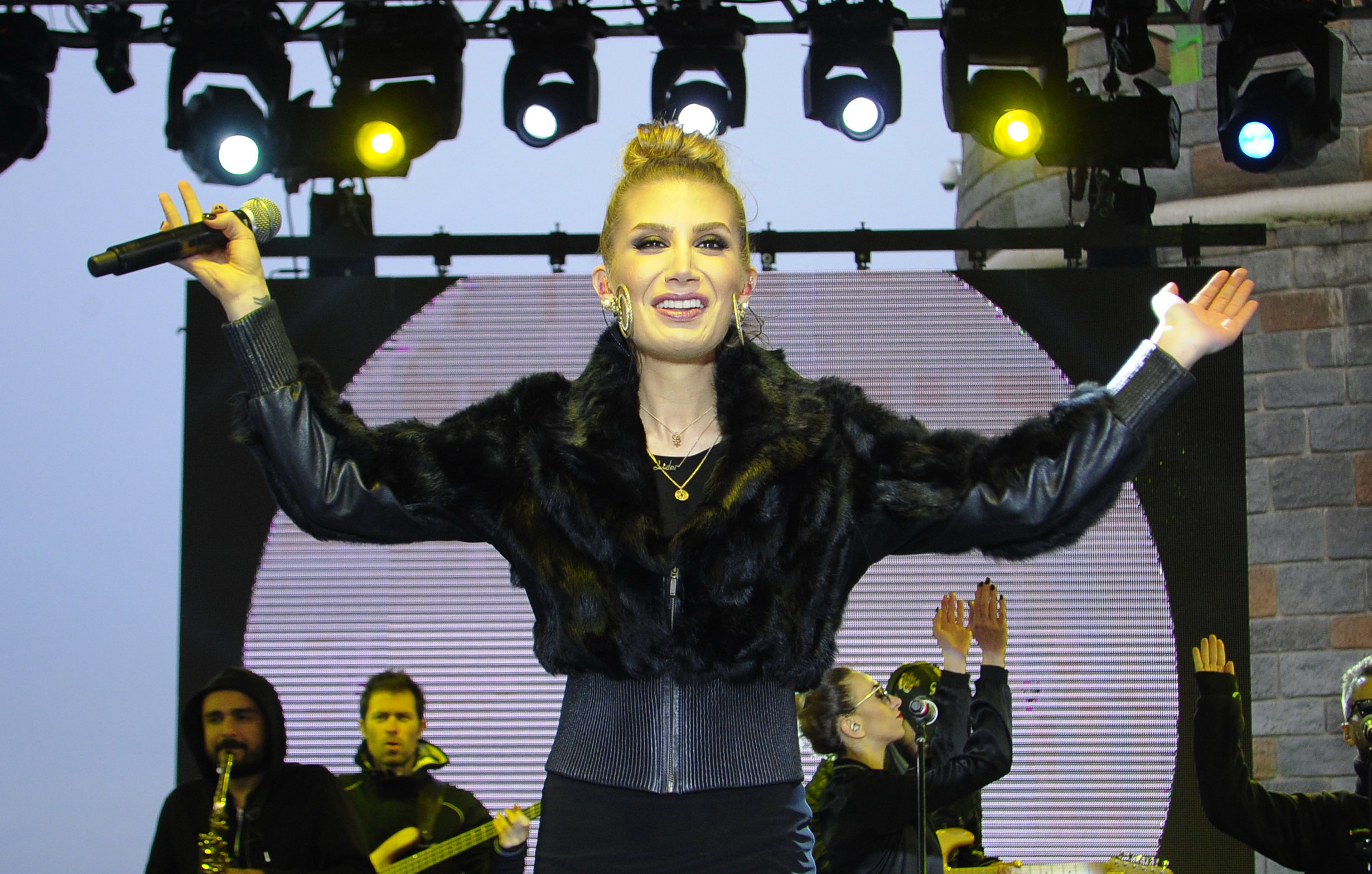 İrem Derici yeni single'ının ilk konserini İstanbul'da verdi-1986