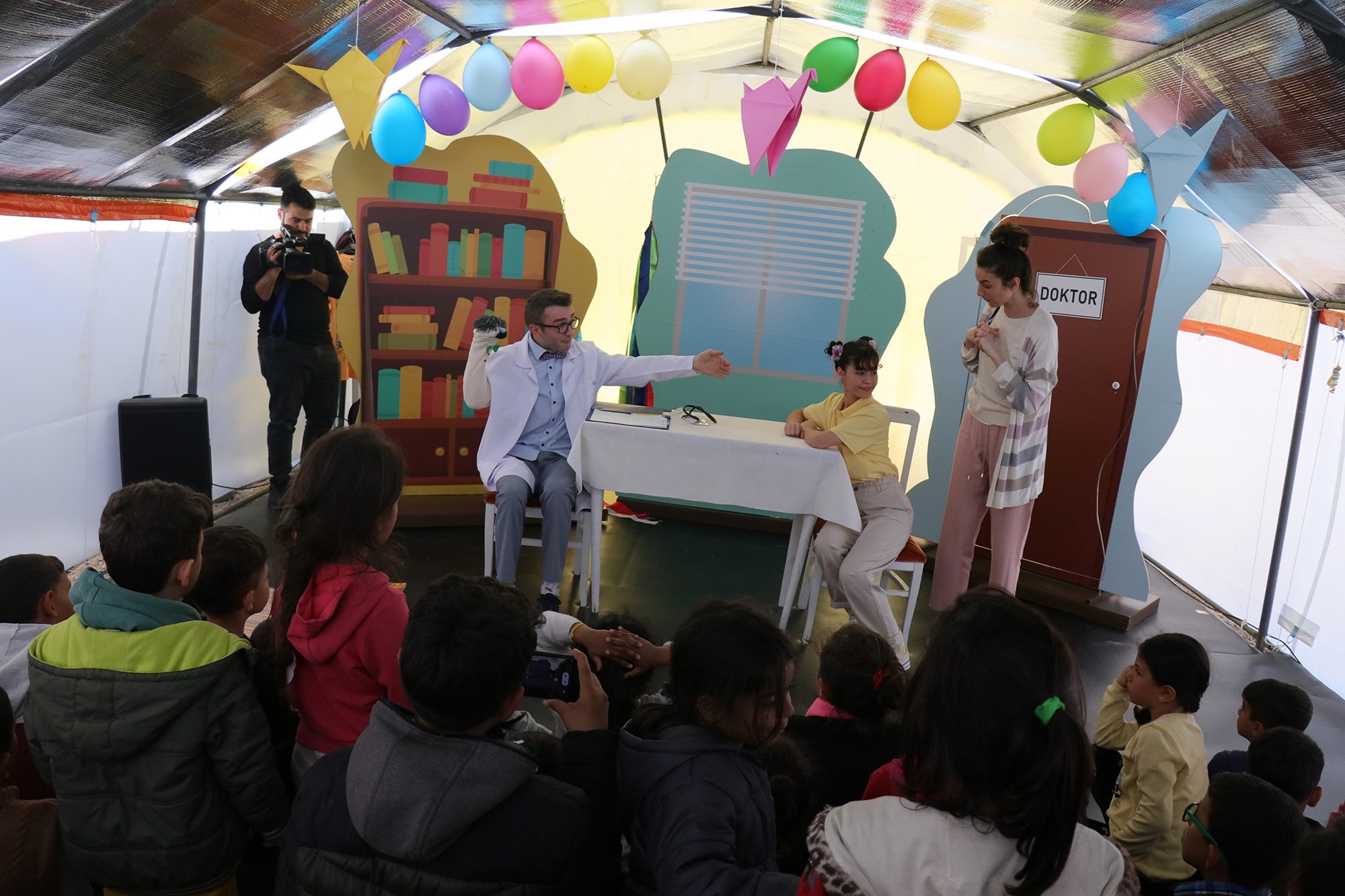 Berko Çocuk Tiyatrosu, Hatay'da depremzede çocuklara moral oldu-7746
