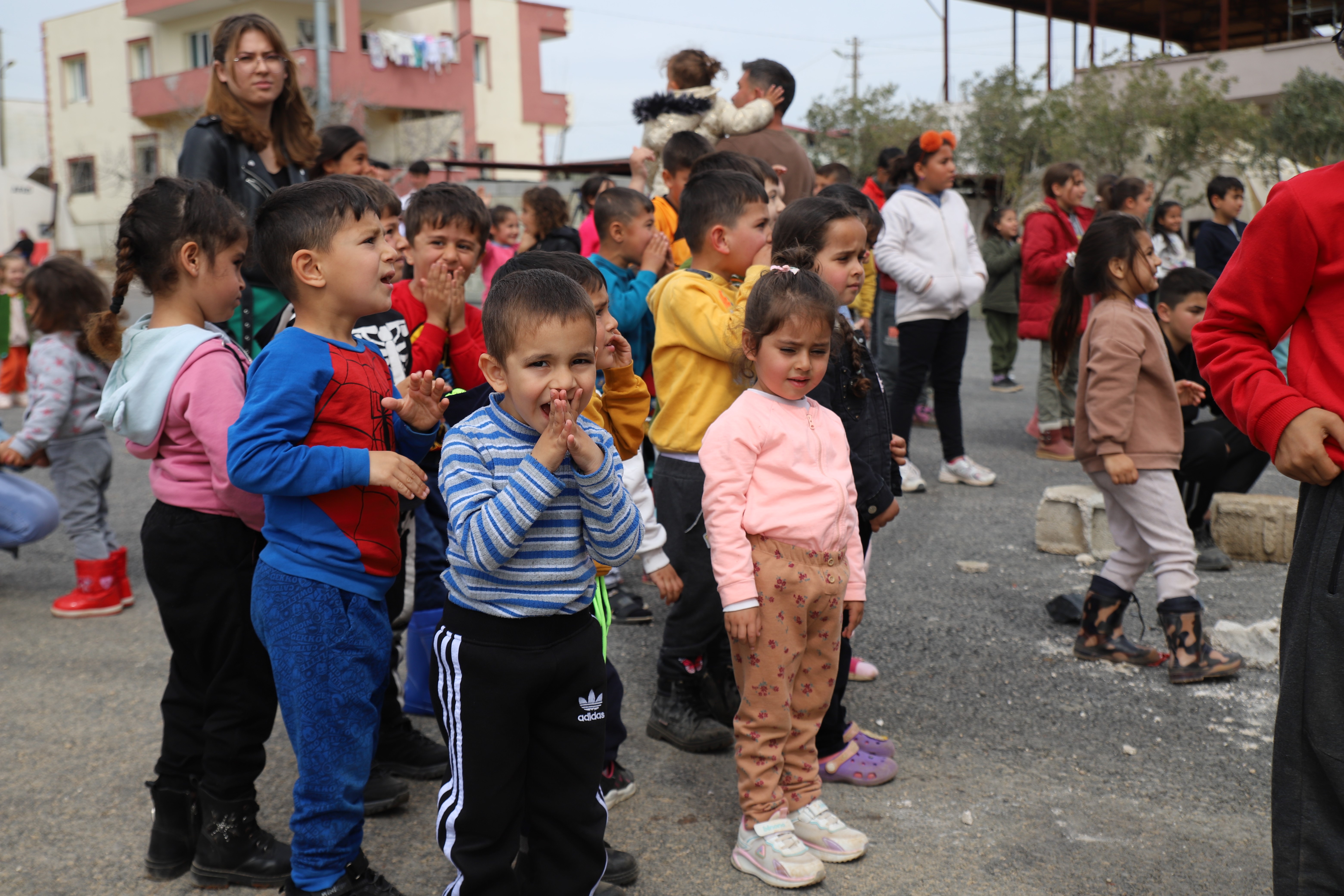 Depremzede çocukların yüzü “mobil tiyatro tırı” ile gülüyor-7759