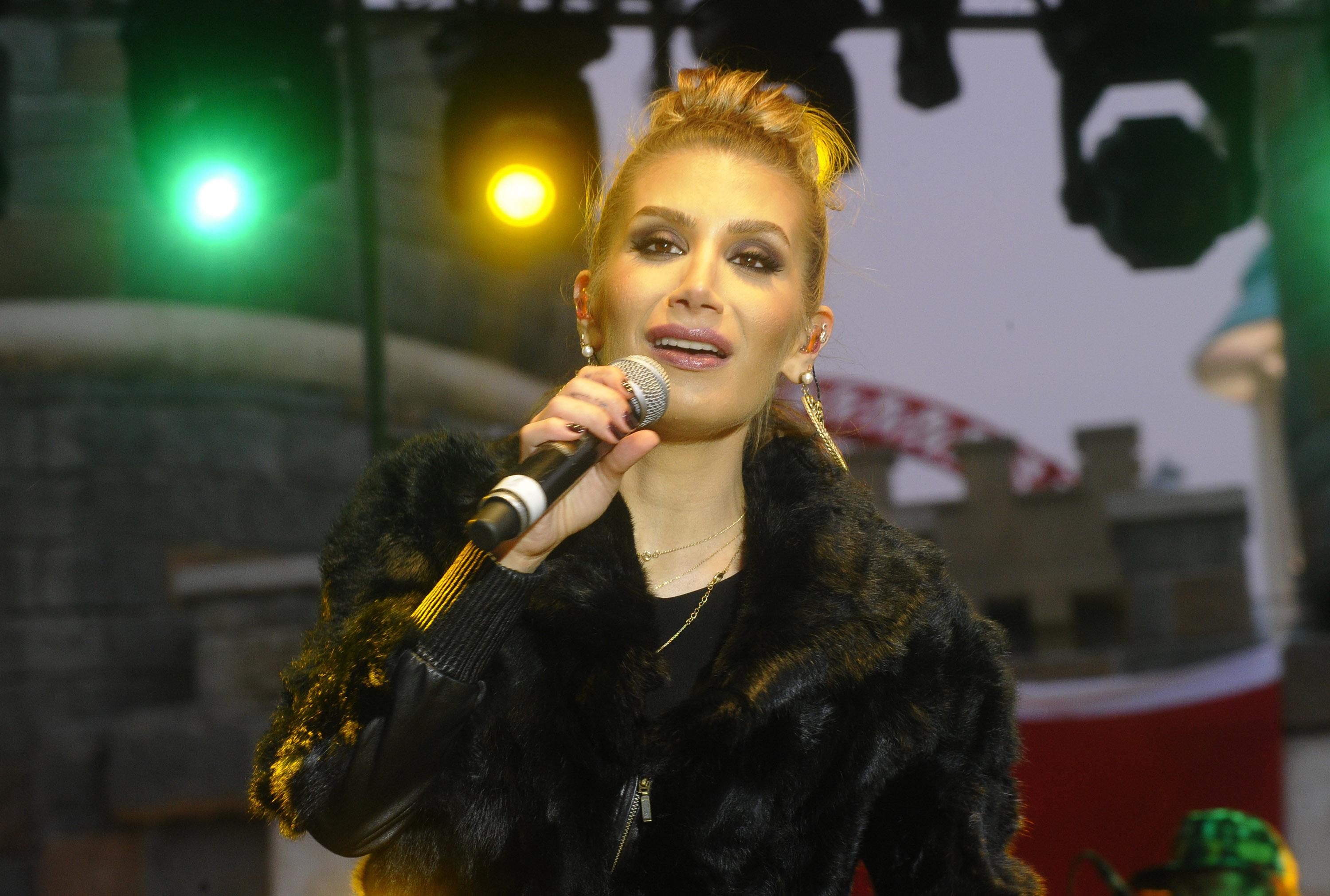 İrem Derici yeni single'ının ilk konserini İstanbul'da verdi-1990