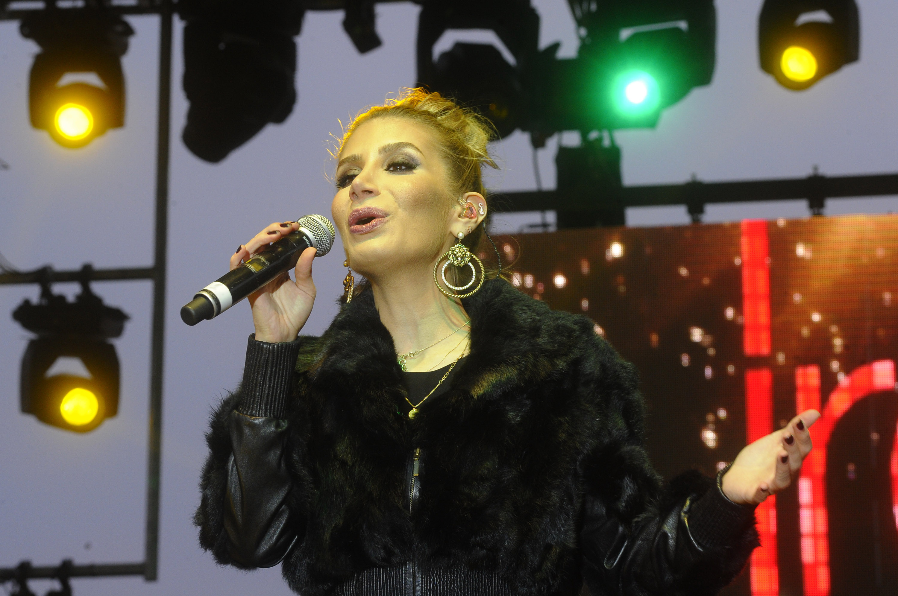 İrem Derici yeni single'ının ilk konserini İstanbul'da verdi-1991