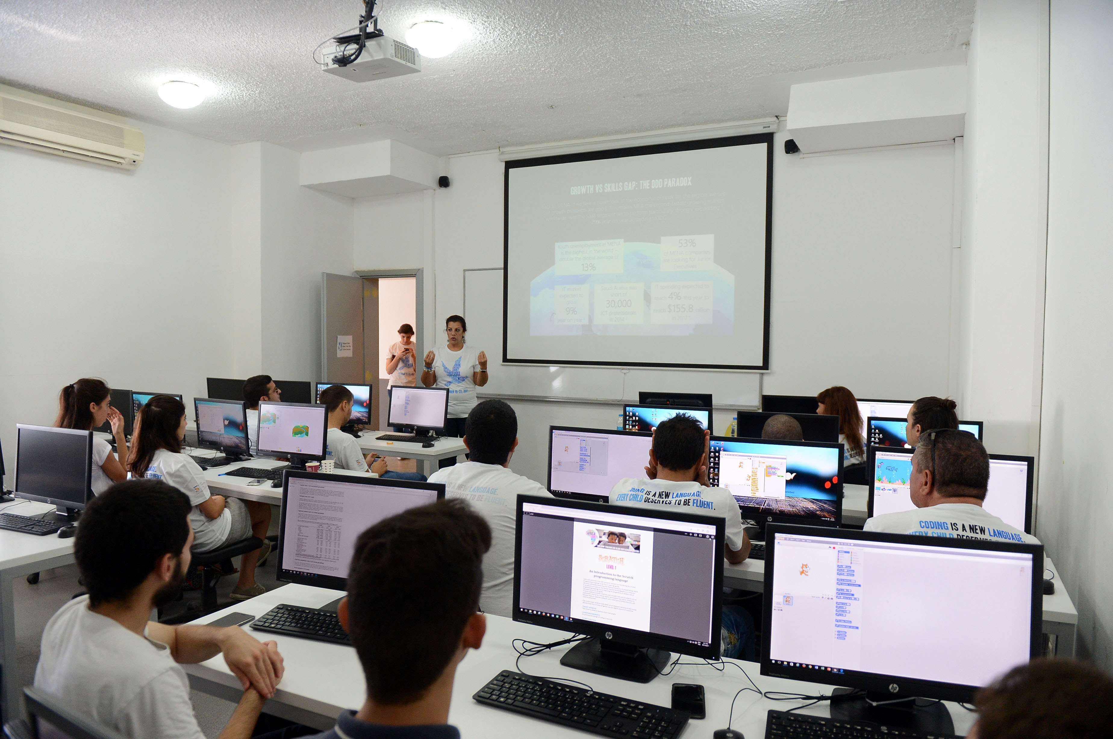 Eğitimciler, mültecilere kod eğitimi için hazırlanıyor-2395