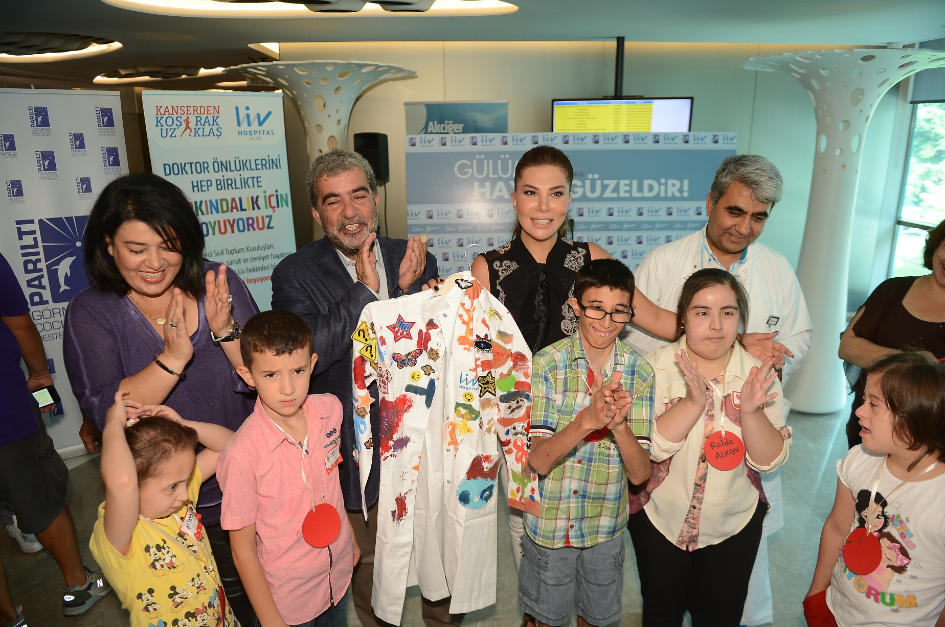 Ünlü sanatçı Ebru Yaşar ile görme engelli çocukların geleceği renkleniyor-2399
