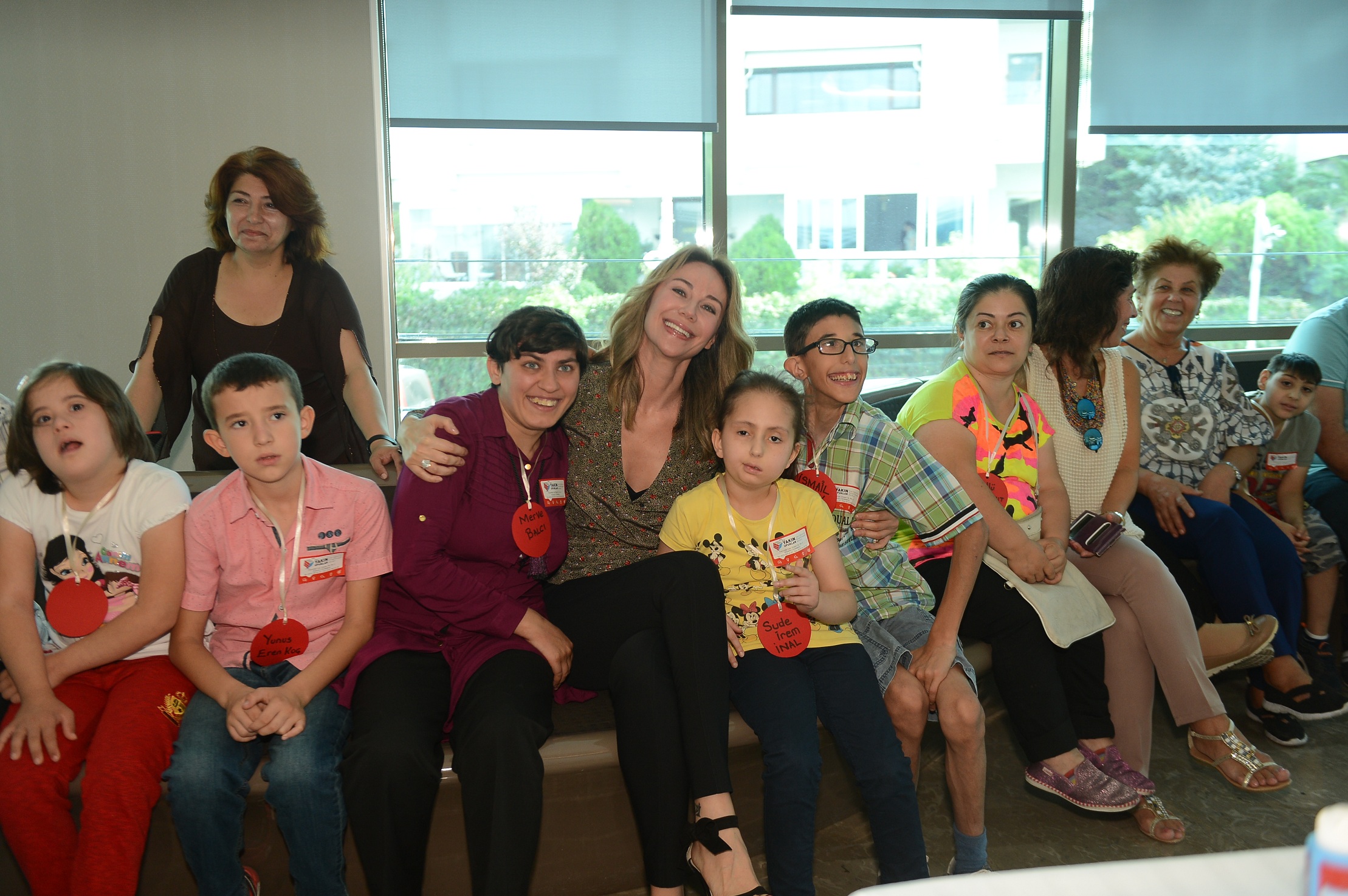 Ünlü sanatçı Ebru Yaşar ile görme engelli çocukların geleceği renkleniyor-2400