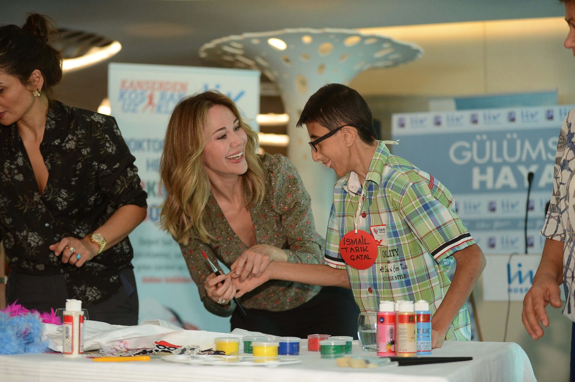 Ünlü sanatçı Ebru Yaşar ile görme engelli çocukların geleceği renkleniyor-2401